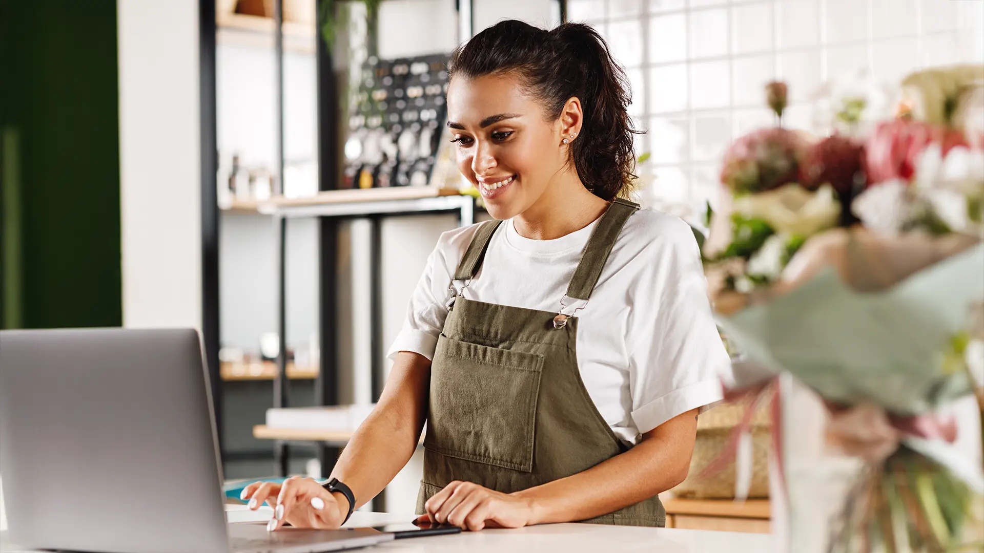 Cómo las pequeñas empresas pueden aprovechar la IA sin gastar una fortuna